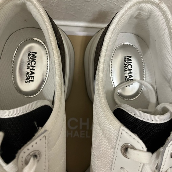 MICHAEL KORS WOMENS ATHLETIC SHOES SIZE 9,5 NEW IN THE BOX - Picture 6 of 8